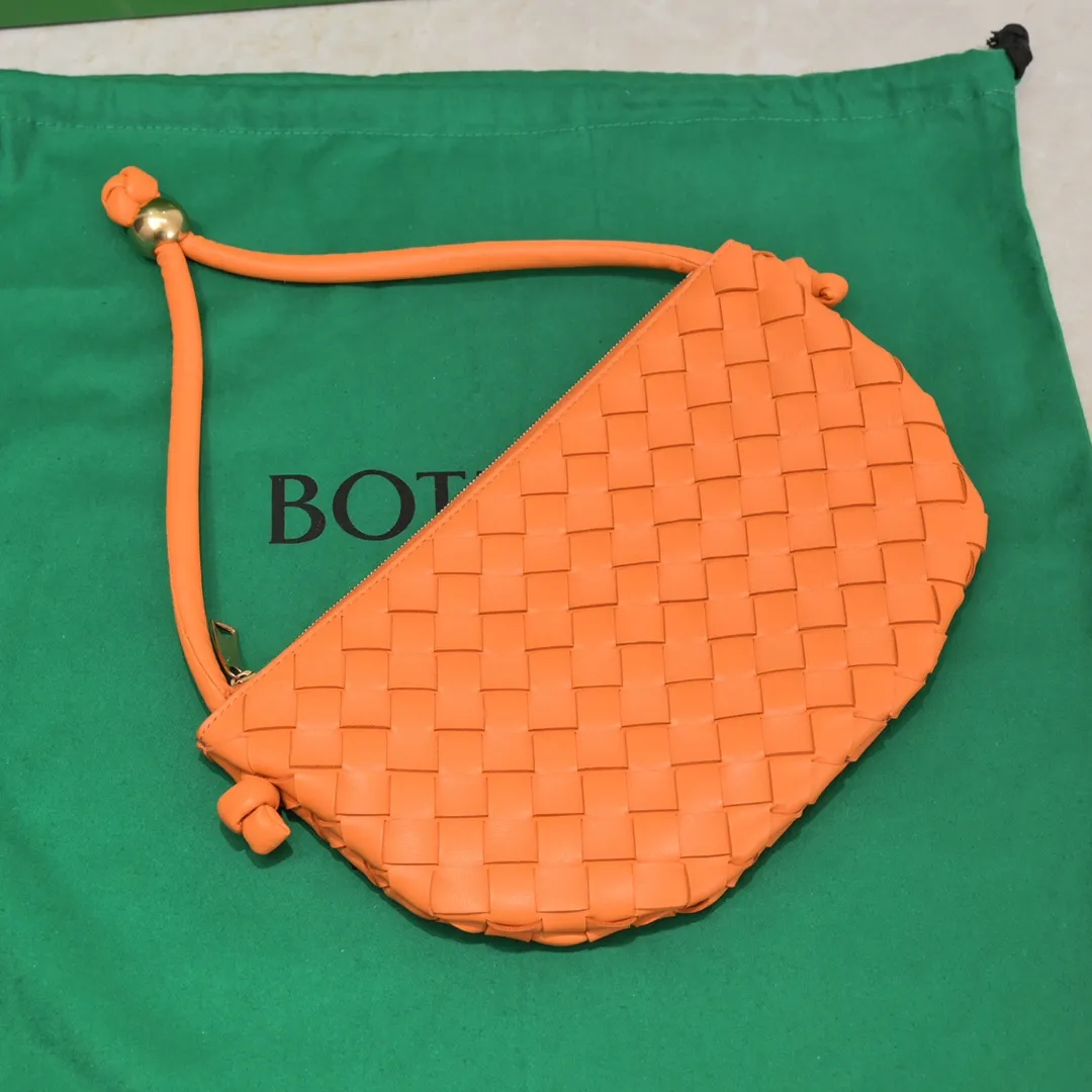 Batch 1220 BV has released new products. The small size TURN #recommended new hot style is still the classic woven logo that we can recognize at a glance. It is really a unique style that is familiar and unfamiliar! Made of sheepskin braiding, with beautiful gold beads on the shoulder straps for free adjustment. You can switch between the shoulder bag and the handbag at will. It has a concave and convex shape anytime and anywhere. It is a practical king with a unique personality. It also has the right color combination that can be sweet or salty. It is full of style. It is a beautiful summer catwalk style. Pull it out quickly. Small size: 29*3*19. Model: 6699-2#